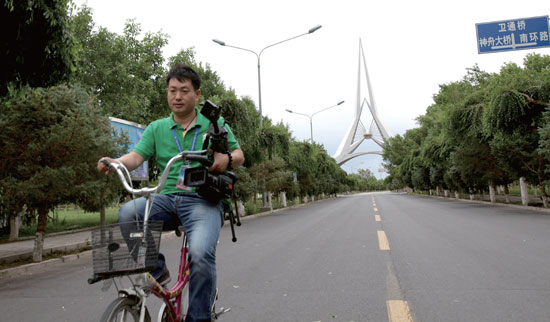 張國(guó)超借來自行車“奔赴”報(bào)道現(xiàn)場(chǎng)