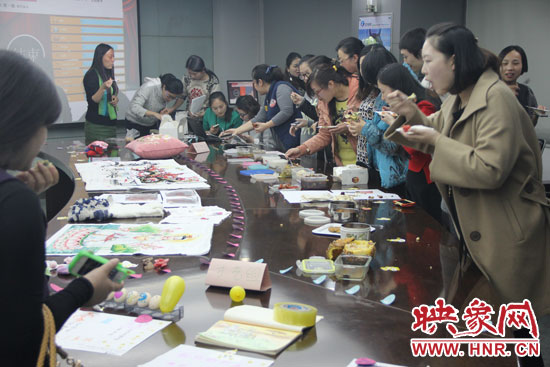 比賽現(xiàn)場熱鬧非凡，各位女神競相展示自己的作品