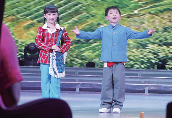 孩子們的表演有模有樣，讓人忍俊不禁