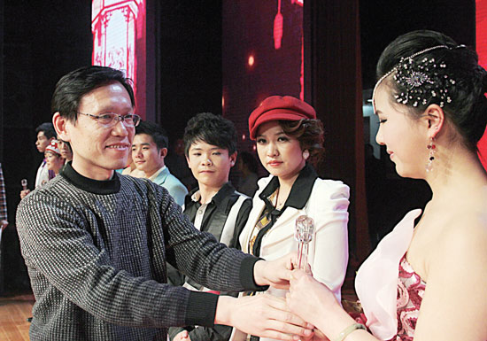 2013年2月1日，《對9當(dāng)歌》總決賽在鄭州開唱。圖為東方今報副社長胡楊為選手頒獎