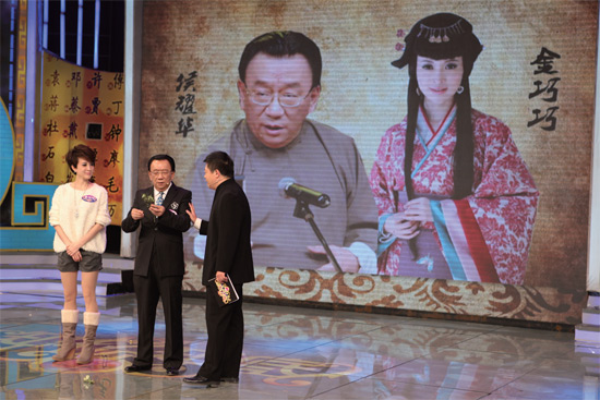 侯耀華、金巧巧在節(jié)目錄制現(xiàn)場《知根知底》供圖