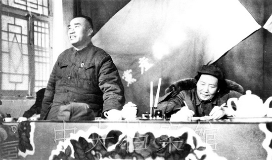 毛澤東、朱德在中共七屆二中全會(huì)上 圖片來(lái)自中央檔案館
