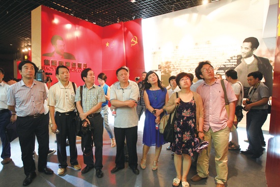 河南電視臺、河南人民廣播電臺、河南省詩歌學(xué)會的專家、詩人、記者等數(shù)十人赴蘭考焦裕祿紀(jì)念園采風(fēng)學(xué)習(xí)