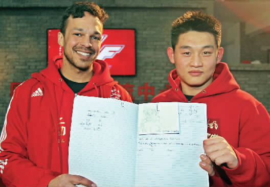 　　約瑟夫手繪了每個選手的肖像，認(rèn)認(rèn)真真地用字母拼寫出選手的中文名字附注?！翱?，這個是鄭召玉喲”