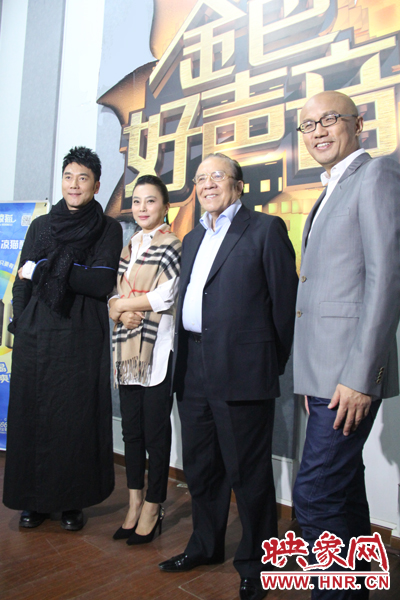 林依輪、李玲玉、楊洪基三位評(píng)委導(dǎo)師以及主持人孫國(guó)慶接受媒體采訪