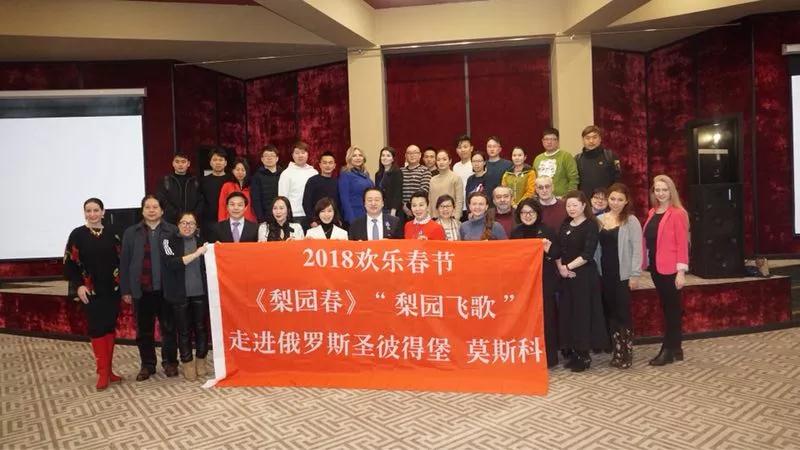 《梨園春》與俄羅斯文化學者開展座談會，共同交流中俄藝術(shù)文化的發(fā)展并互贈禮物