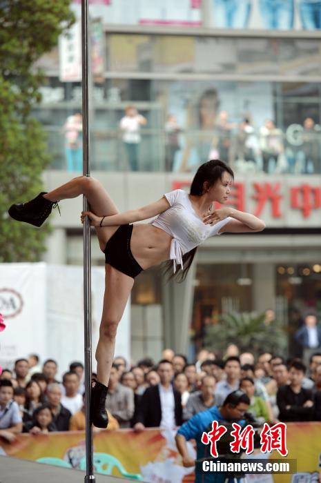 重慶街頭鋼管舞比賽 宣揚(yáng)健康生活態(tài)度“與情色無(wú)關(guān)”