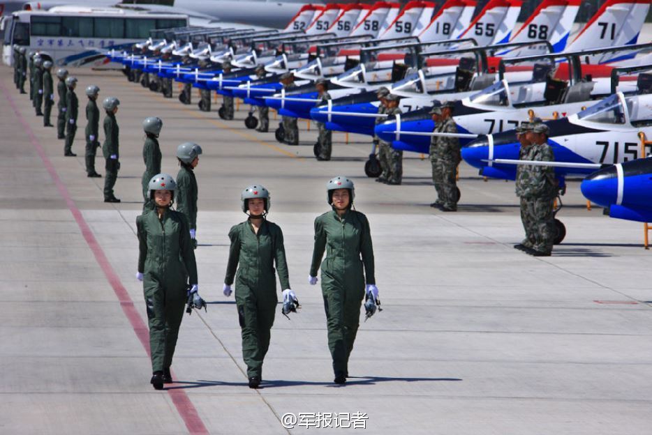 中國殲擊機(jī)女飛行員：英姿颯爽
