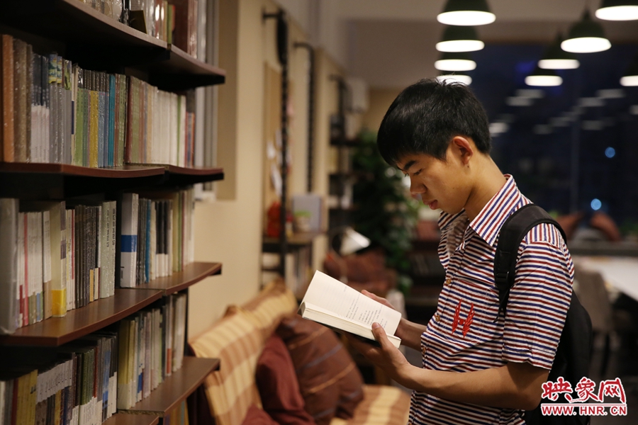袁丙鵬，22歲，某大學(xué)大三學(xué)生：在適合的環(huán)境里看書，才能看出境界。