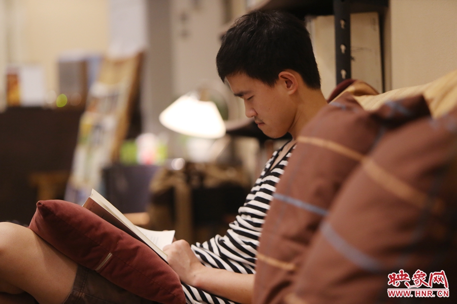 徐浩然，24歲，圖書編輯：在書店看紙質(zhì)書，意境會(huì)更深一些。