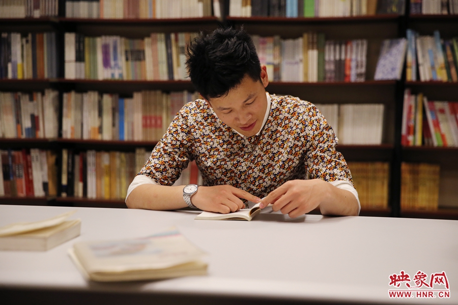 李恒，26歲，私營(yíng)業(yè)主：喜歡撫摸紙質(zhì)書的感覺。