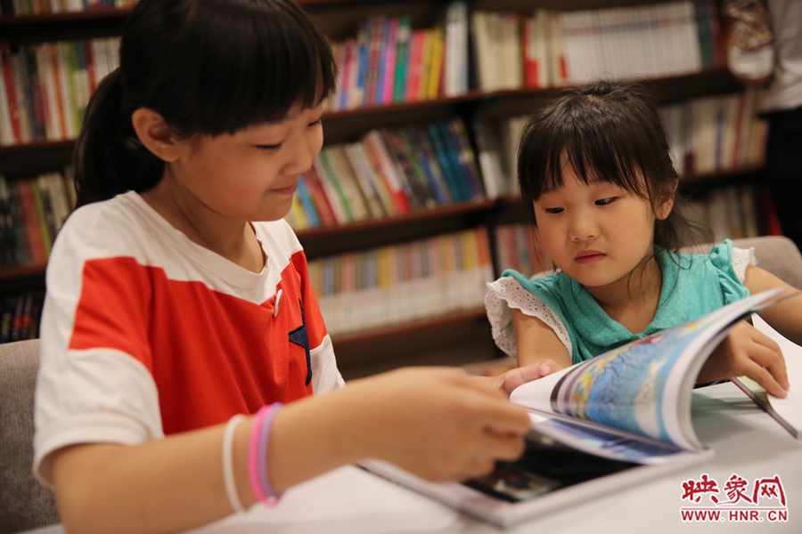 姐姐王藝茹，11歲，小學(xué)五年級(jí)學(xué)生；妹妹王有君，5歲：像喜歡看電視一樣喜歡看書。