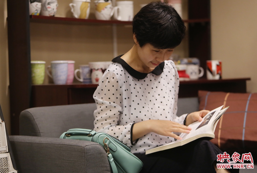 毛韶華，年齡保密，文字工作者：紙質(zhì)書是營(yíng)養(yǎng)餐，電子書是快餐。