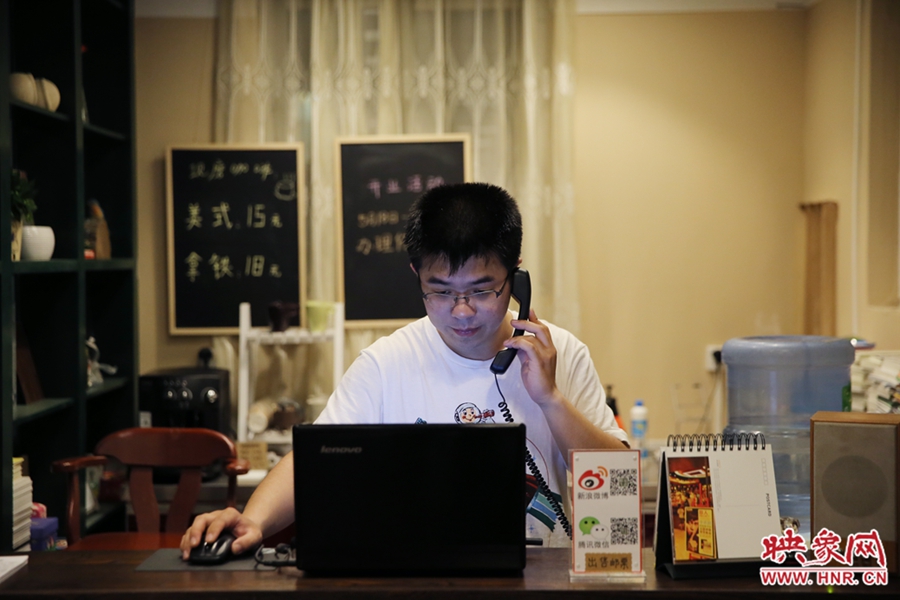 店長(zhǎng)小博，由于書店搬遷至此，經(jīng)常接詢問地址的電話。