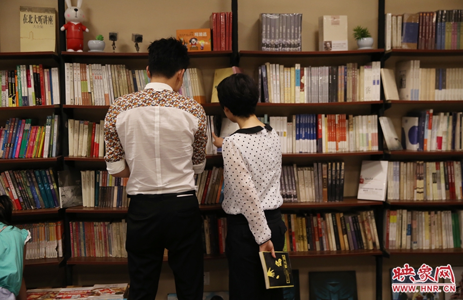 看書的人。