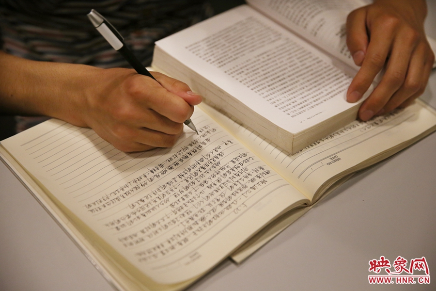 看書的人。
