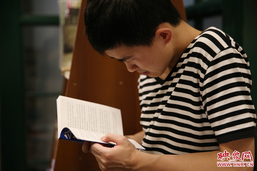 看書的人。