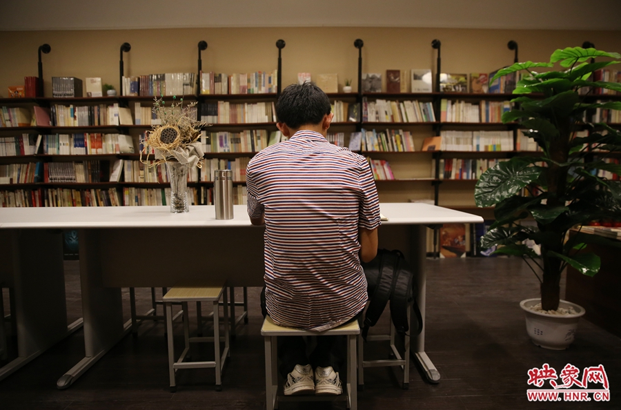 5月23日晚，鄭州一家24小時(shí)（周五、周六）書店?duì)I業(yè)。慕名而來的客人在看書。