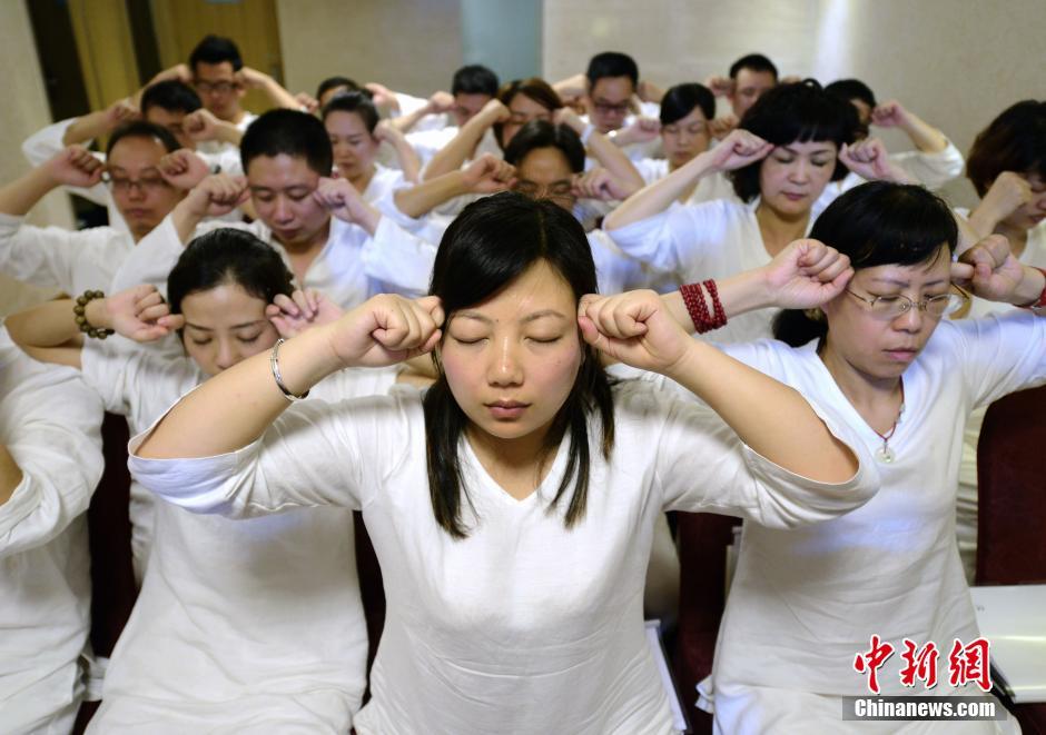 長沙首個睡眠班開課 白領(lǐng)現(xiàn)場學(xué)睡覺