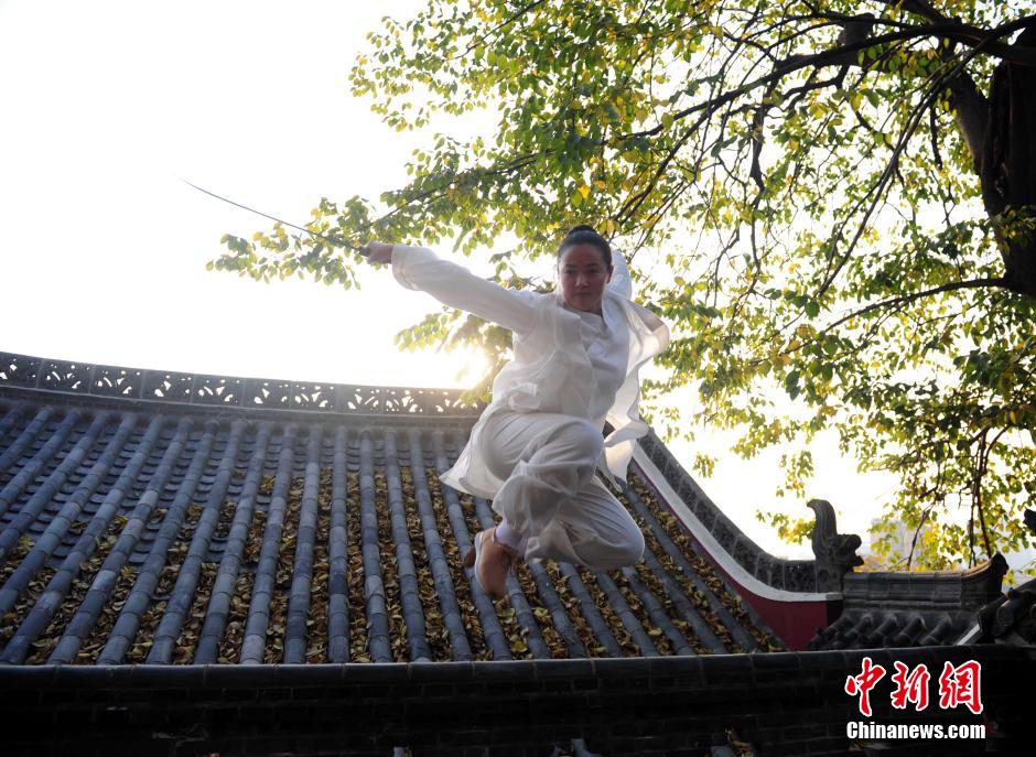 “武當妹妹”長春觀舞拳撫琴展俠女氣質(zhì)