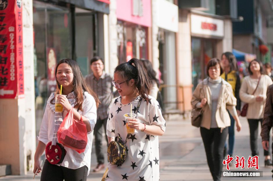 廣西遭遇“最熱春節(jié)” 市民身著夏裝喝冷飲過(guò)年