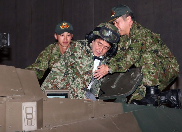 當(dāng)?shù)貢r(shí)間4月27日，日本千葉市，日本首相安倍晉三他身穿迷彩服頭戴鋼盔的登上展出中的日本陸上自衛(wèi)隊(duì)最新