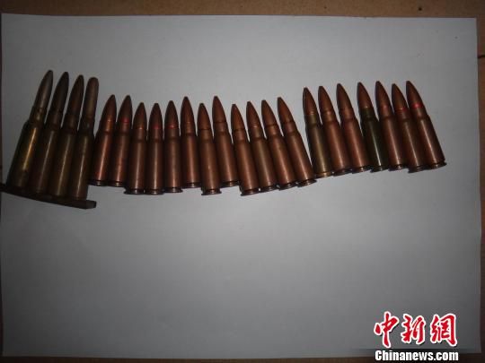 覃某主動(dòng)上交的23發(fā)子彈。　鐘欣　攝