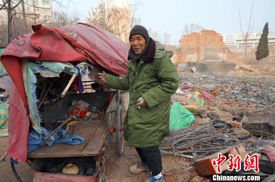 圖為老人向記者講述其生活狀況。周小云 攝