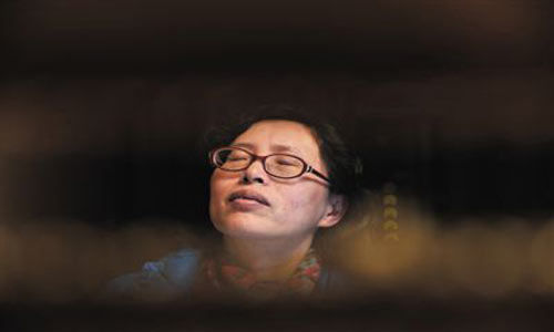 人們將醫(yī)療制度的憤懣情緒，寄托在這個(gè)走廊醫(yī)生身上，共同沉浸在受迫害的幻覺(jué)之中